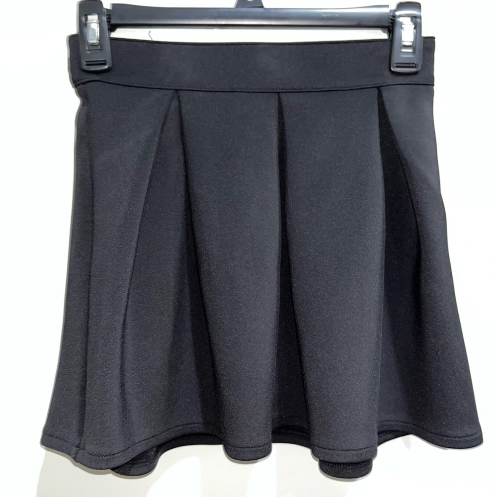 Black flowy folded skirt.